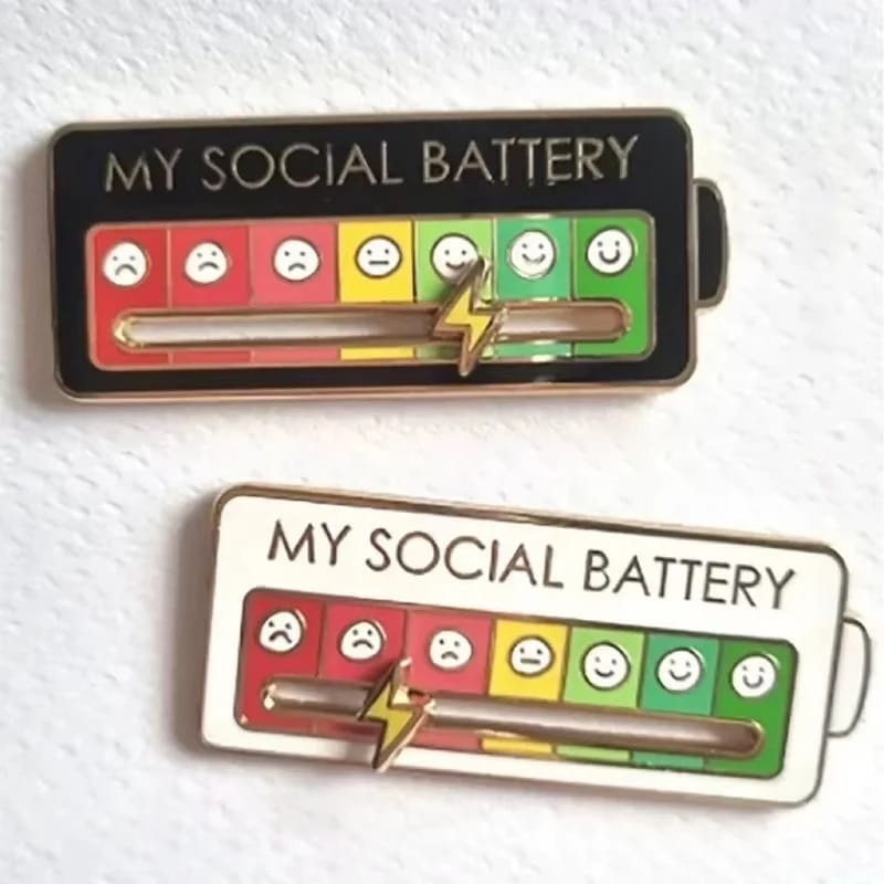 Pins y broches de metal para expresión de humor, con diseño de batería social. Divertidos accesorios para ropa de hombre y mujer, ideales para regalo.