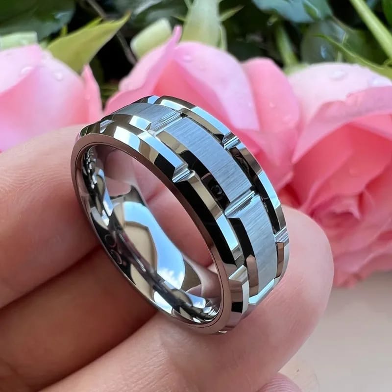 Anillo Moderno de Acero Inoxidable para Hombre y Mujer, ideal para Compromiso, Boda o uso diario. Presenta un centro cepillado con patrón de ladrillo y un calce cómodo, perfecto para cualquier ocasión.