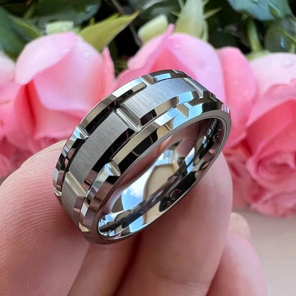 Anillo Moderno de Acero Inoxidable para Hombre y Mujer, ideal para Compromiso, Boda o uso diario. Presenta un centro cepillado con patrón de ladrillo y un calce cómodo, perfecto para cualquier ocasión.