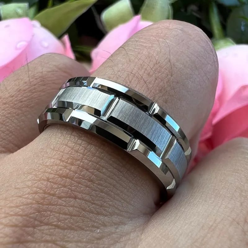Anillo Moderno de Acero Inoxidable para Hombre y Mujer, ideal para Compromiso, Boda o uso diario. Presenta un centro cepillado con patrón de ladrillo y un calce cómodo, perfecto para cualquier ocasión.