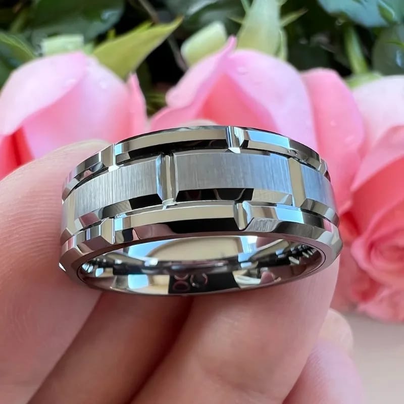 Anillo Moderno de Acero Inoxidable para Hombre y Mujer, ideal para Compromiso, Boda o uso diario. Presenta un centro cepillado con patrón de ladrillo y un calce cómodo, perfecto para cualquier ocasión.