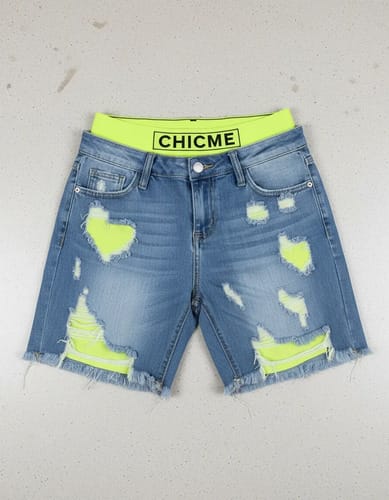 Calza dama corta de jean con bordes y detalle 
