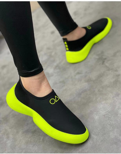 Zapatilla dama negra suela colores