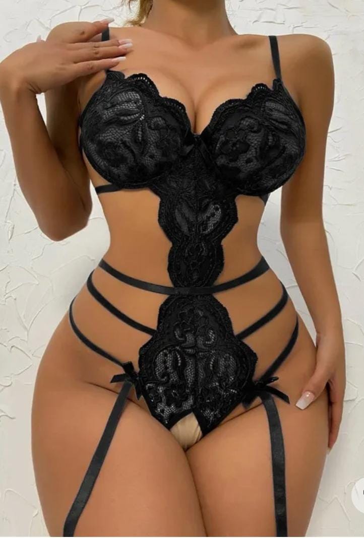 Trikini de encaje con portaliga