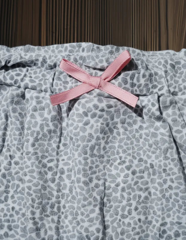 Pantalon niña tipo calza leopardo con moña