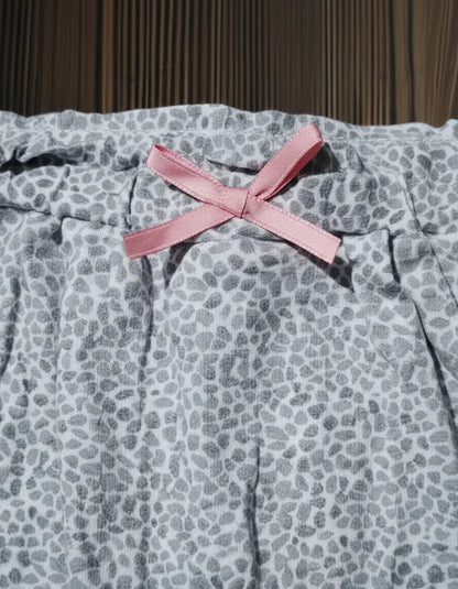 Pantalon niña tipo calza leopardo con moña