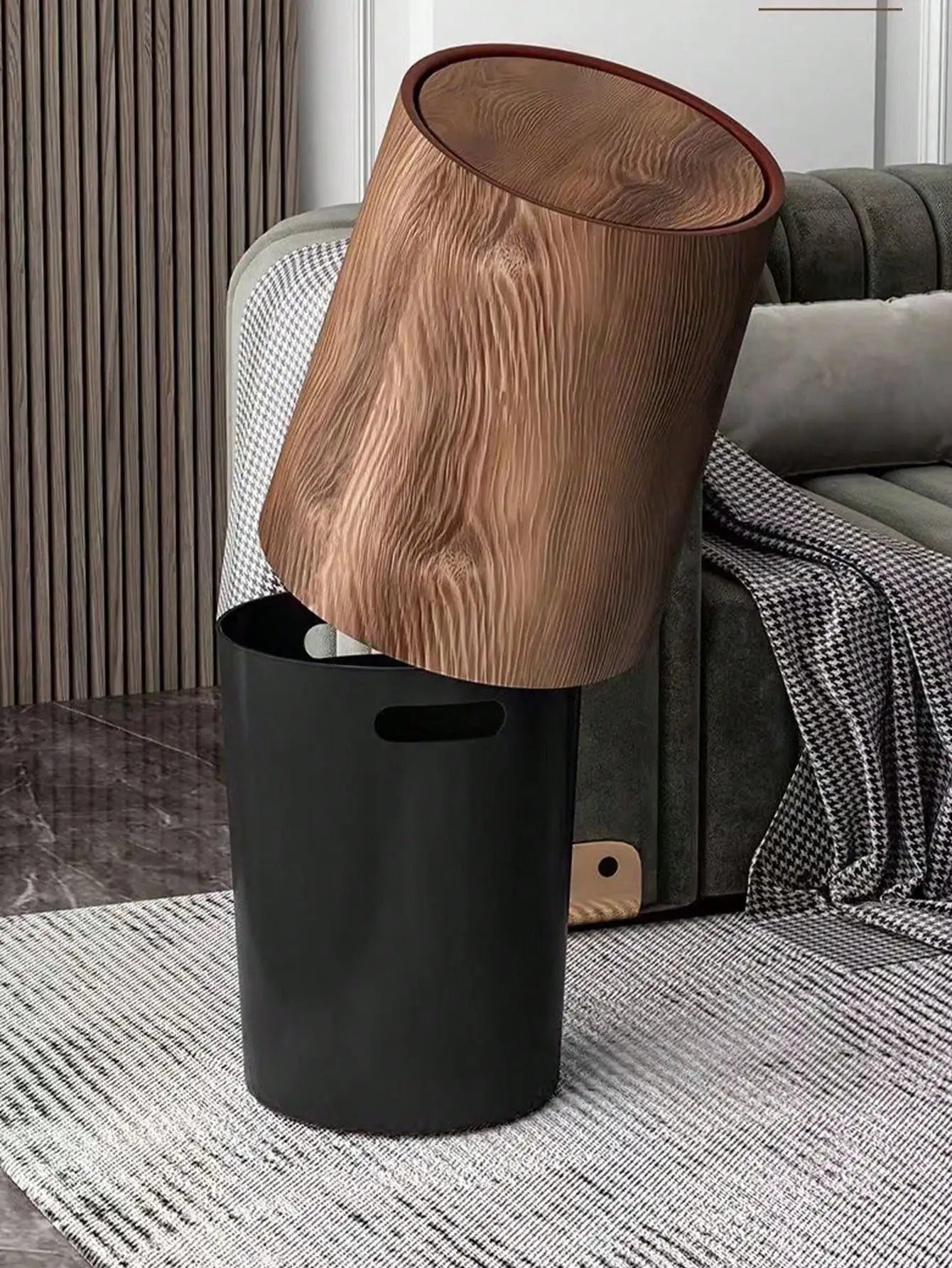 Papelera retro con diseño imitación madera. Fabricada en plástico PP.