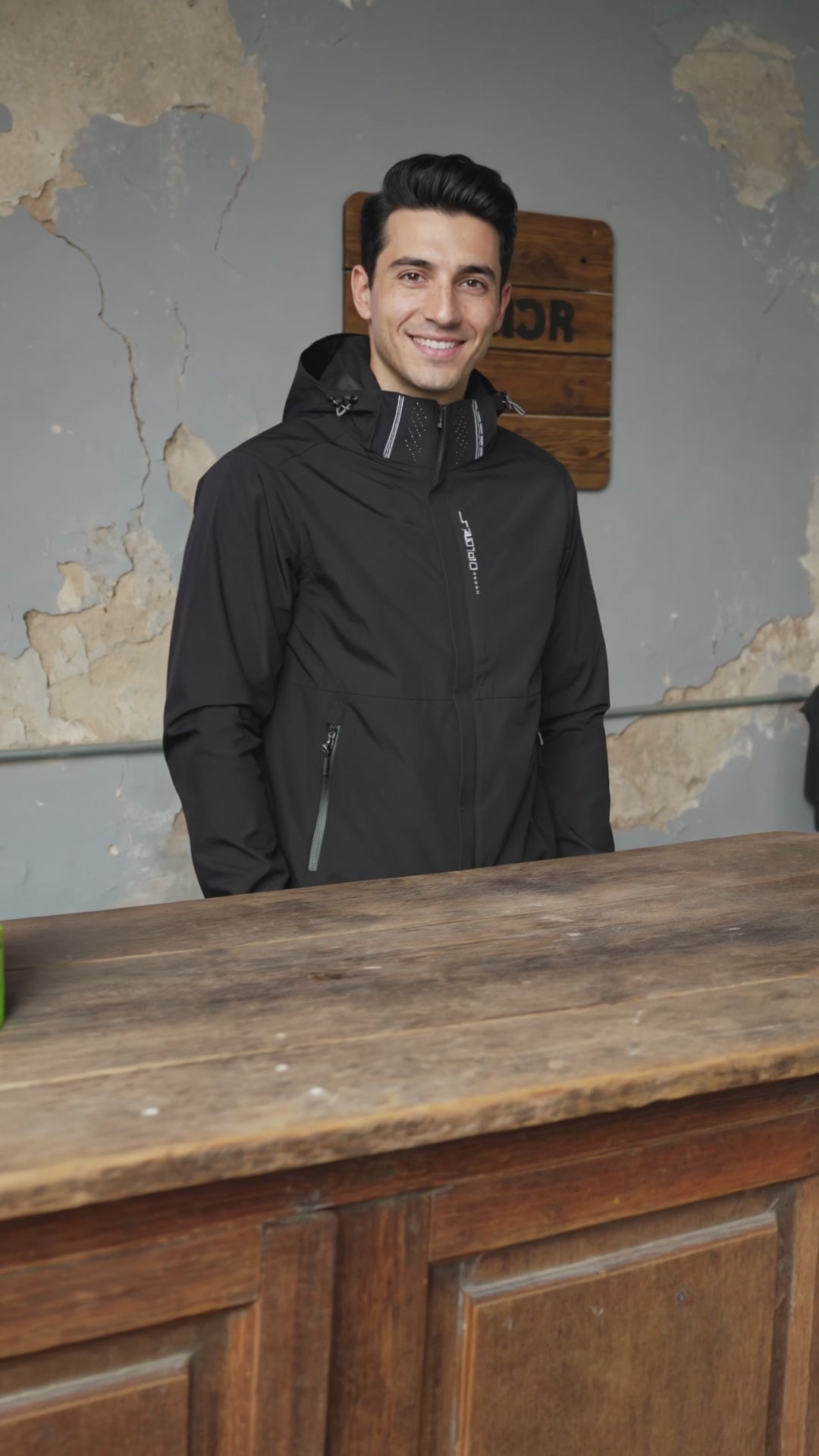 Campera Hombre Slim con Capucha Nylon Impermeable Ultraligera