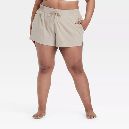 Short dama All in Motion deportivo woven - Beige